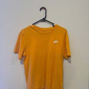 Nike Club t-shirt in orange